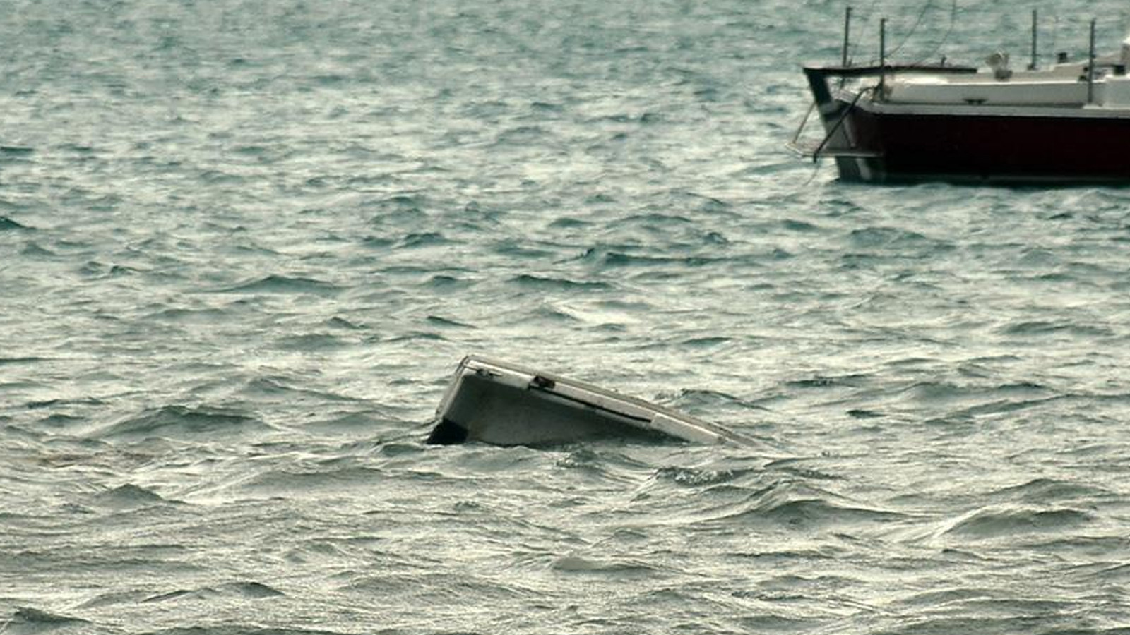 Girit açıklarında göçmen teknesi battı: Ölüler var