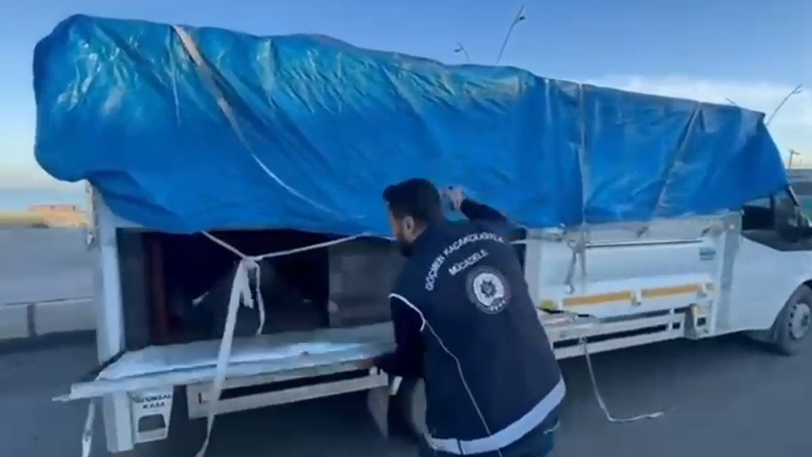 Kamyonette şaşırtan manzara! Hayvan dışkısı ile kamufle edilen bölmeden çıktılar!