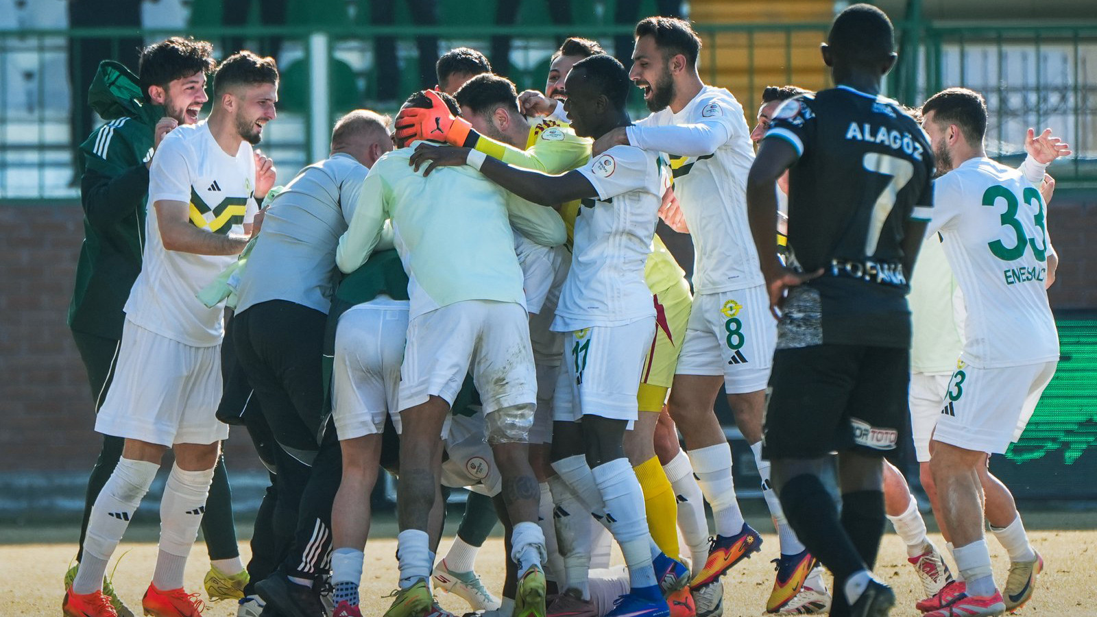 Seriyi 6 maça çıkaran Esenler Erokspor, 1. Lig'de zirve yaptı