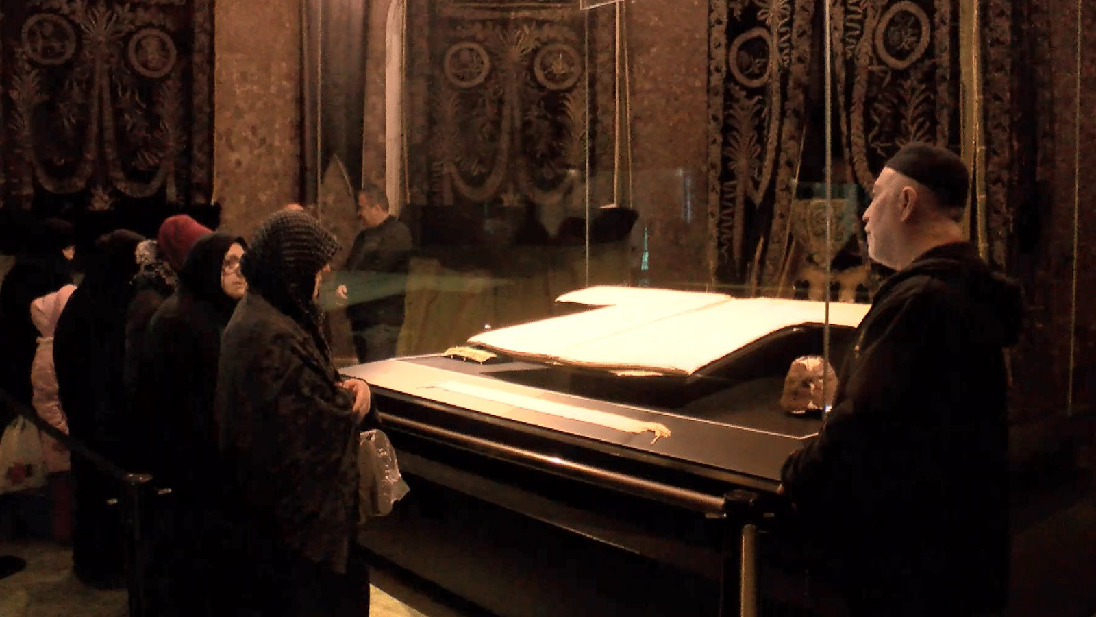 Ziyarete açılan Hırka-i Şerif'e yoğun ilgi