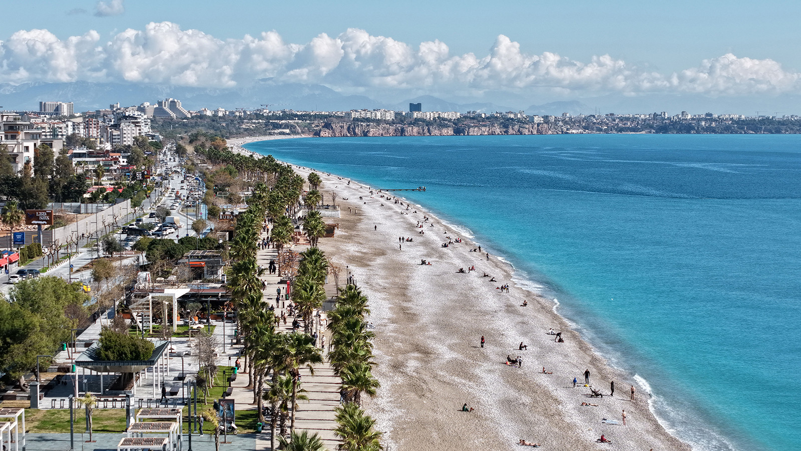 Antalya'da sıcaklık 17 dereceyi buldu: Sahillere akın ettiler