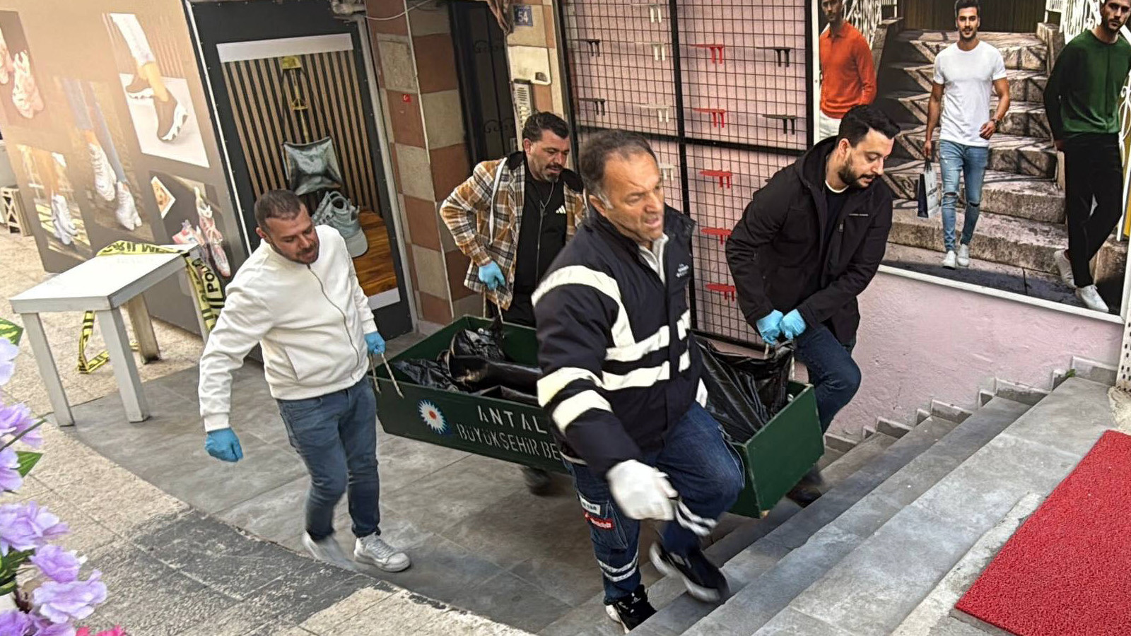 Çatalca'da kadın cinayeti: Durakta gördüğü eşini başından vurarak katletti