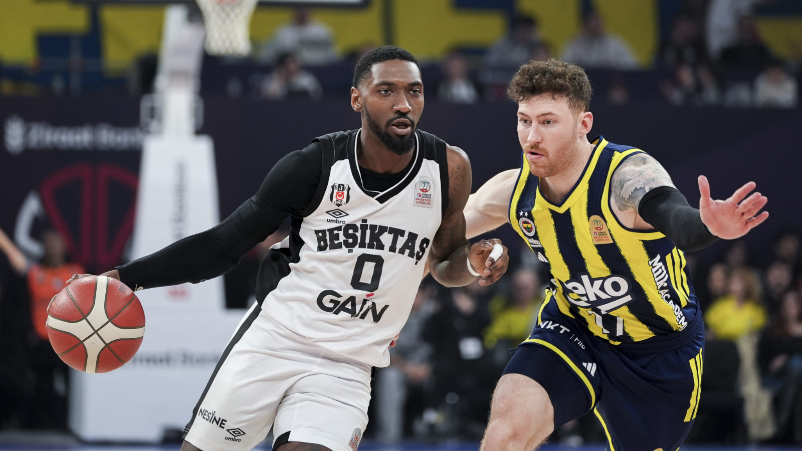 Fenerbahçe Beşiktaş'ı farklı yendi ve şampiyon oldu