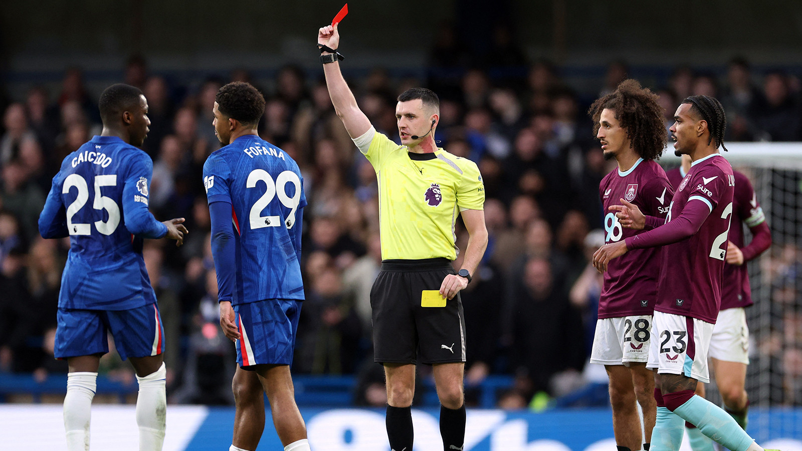 Futbolda yeni ırkçılık skandalı! Bu kez Premier Lig'e sıçradı