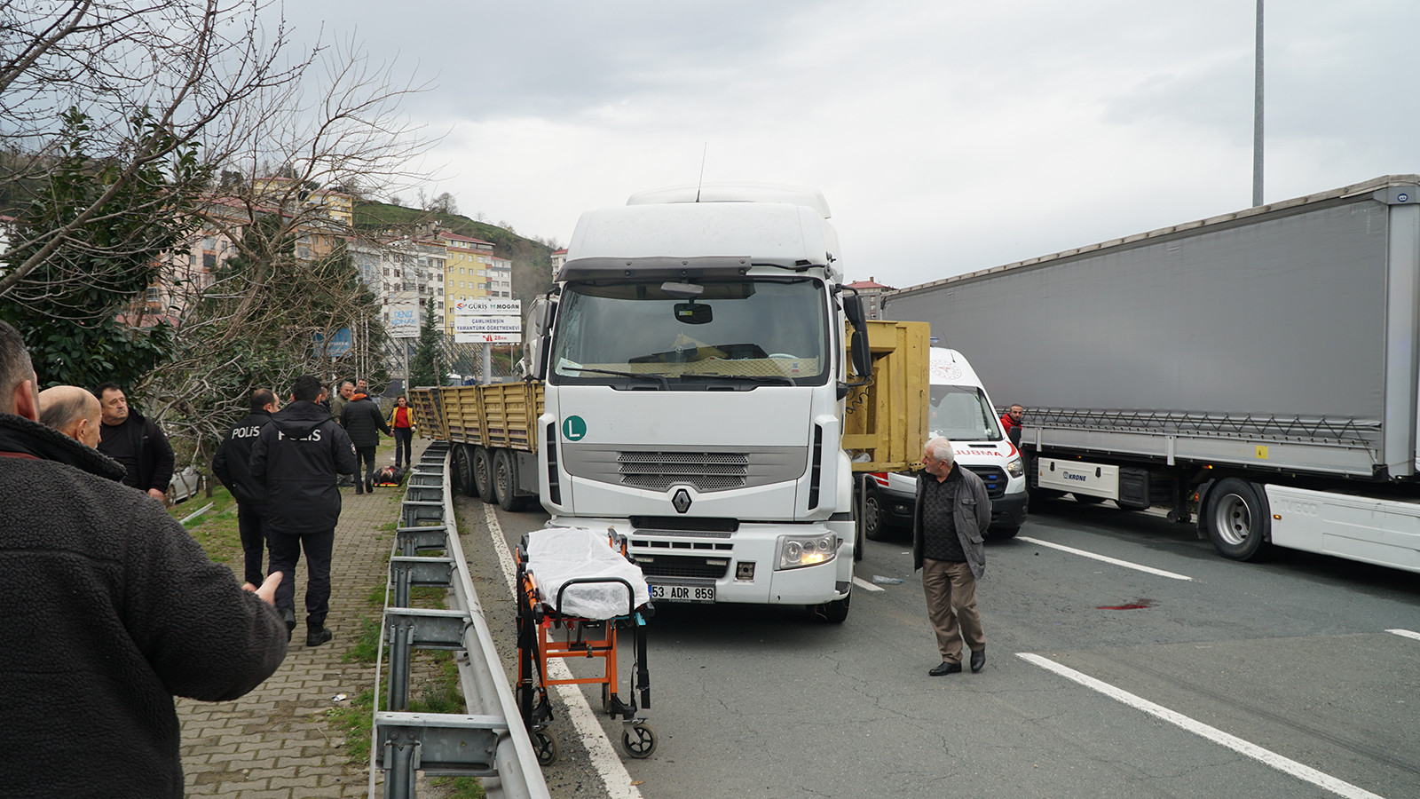 Karadeniz Sahil Yolu'nda kaza: İki TIR birbirine girdi