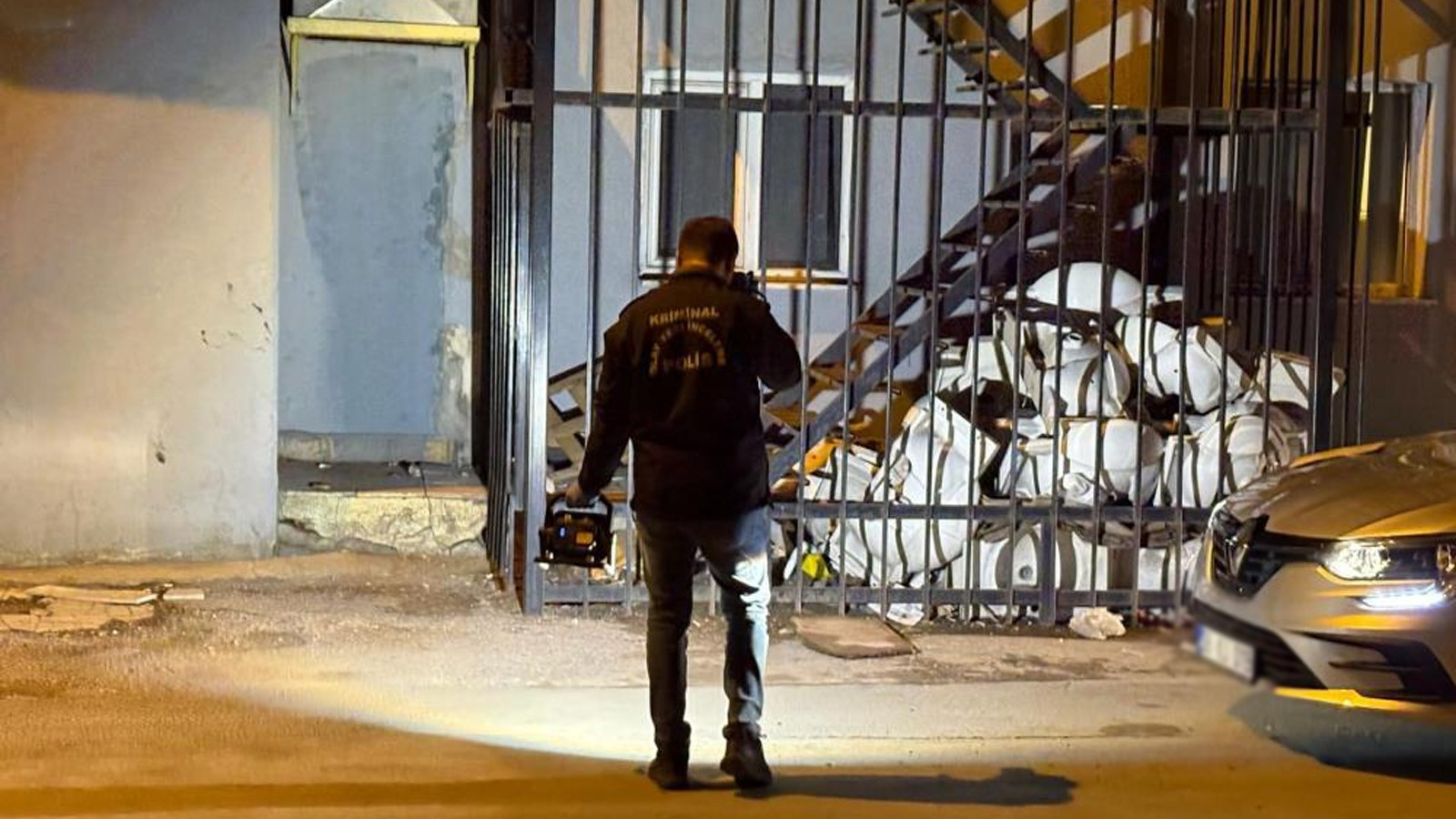 Kazara kendini vurdu, silahı yangın merdivenine sakladı