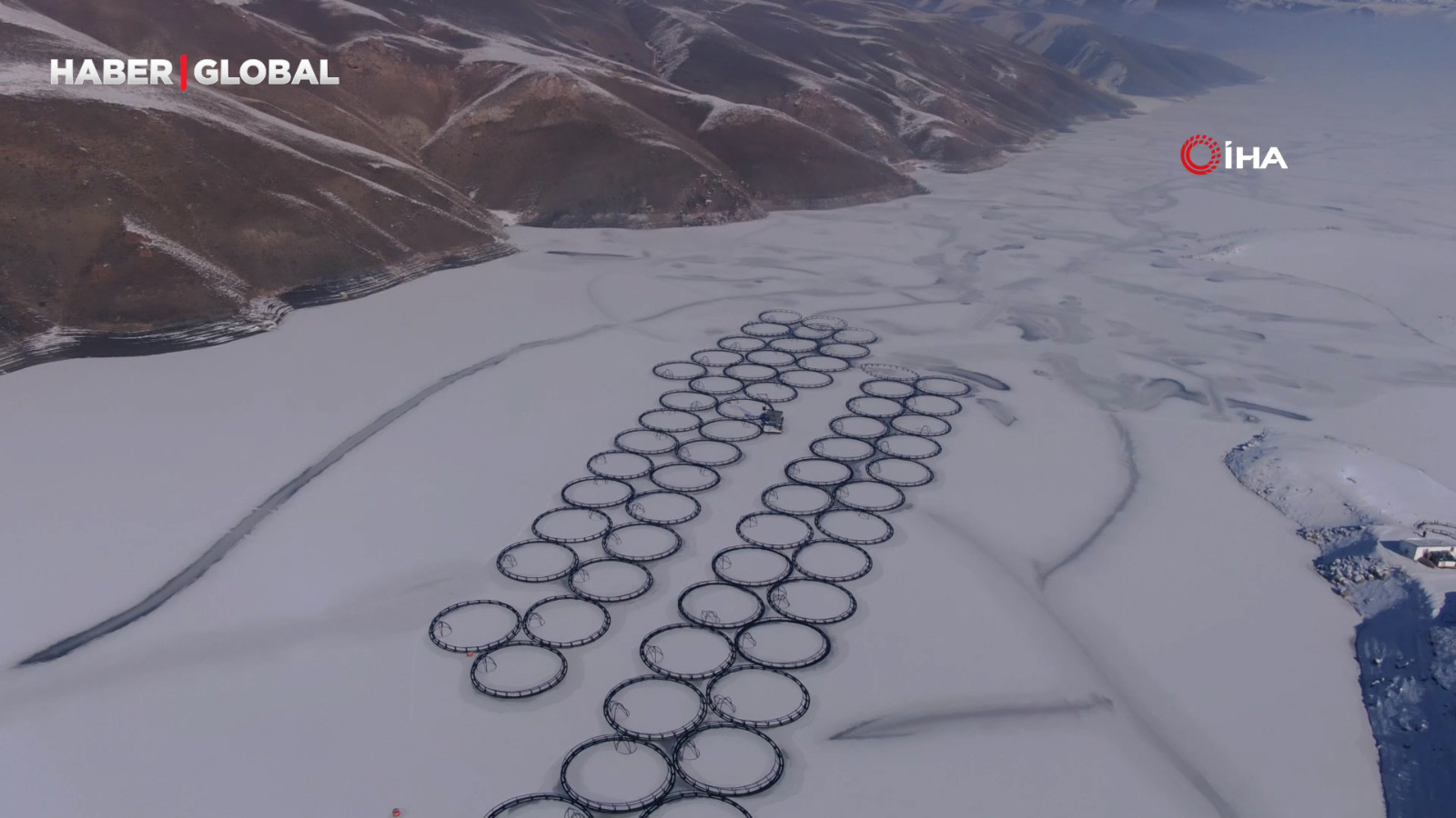 Van'da Sibirya soğukları sonrası ortaya çıkan buzul manzarası kamerada