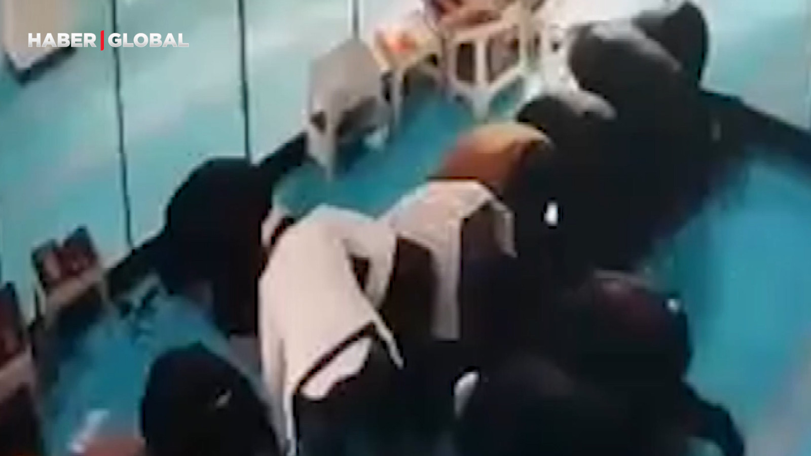 Camide namaz kılan cemaatin başına gelenler sosyal medyada gündem oldu