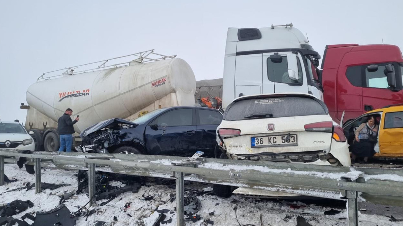 Erzurum'da zincirleme trafik kazası: Çok sayıda yaralı var
