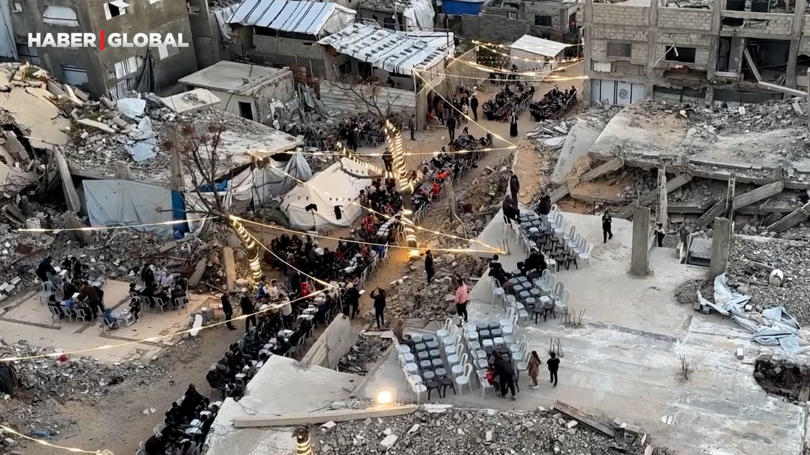 Gazze’de yıkılan binaların enkazı arasında toplu iftar programı düzenlendi