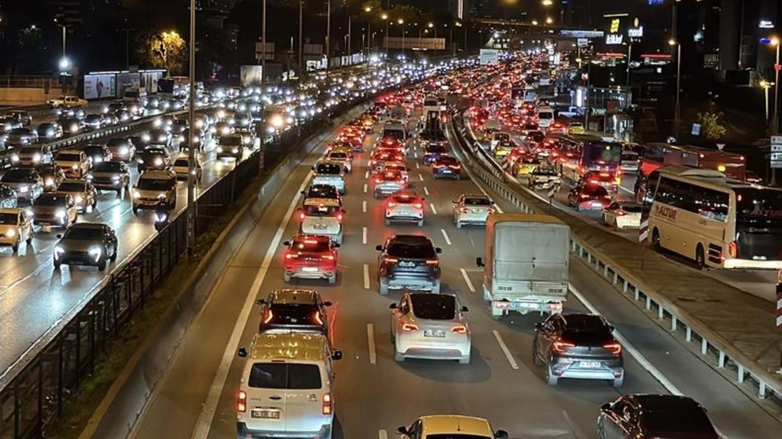 İstanbul’da iftar öncesi trafik kilitlendi