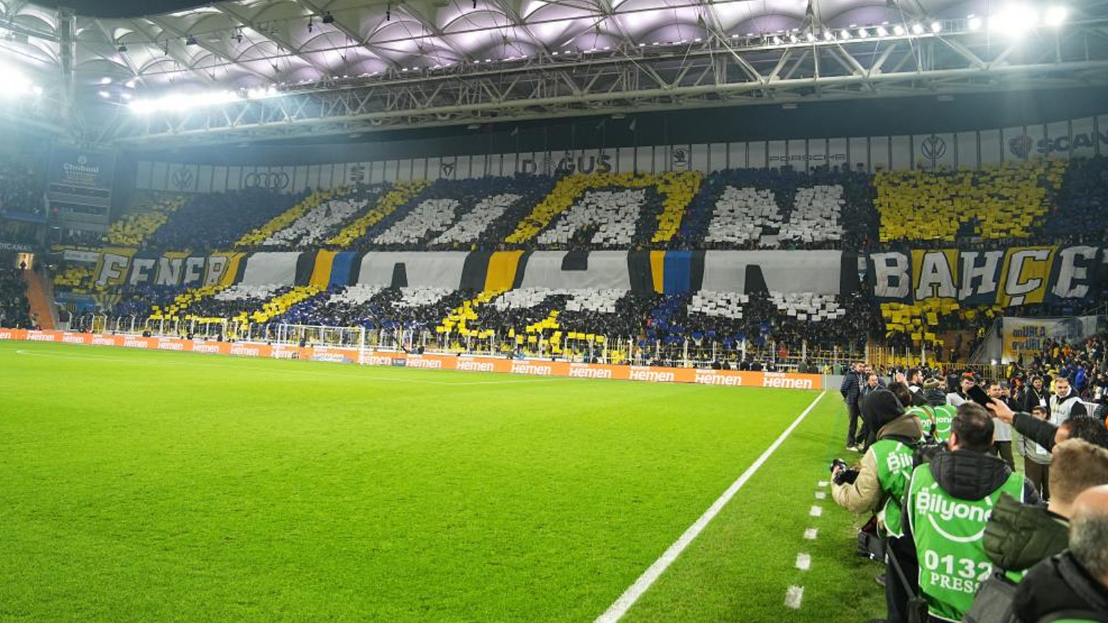 Kadıköy'de Edip Akbayram şarkısı ve 'İnan Fenerbahçe' mesajı