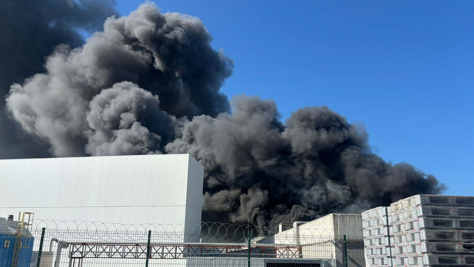 Manisa'da oyuncak fabrikasında yangın: Dumanlar ilçeyi sardı