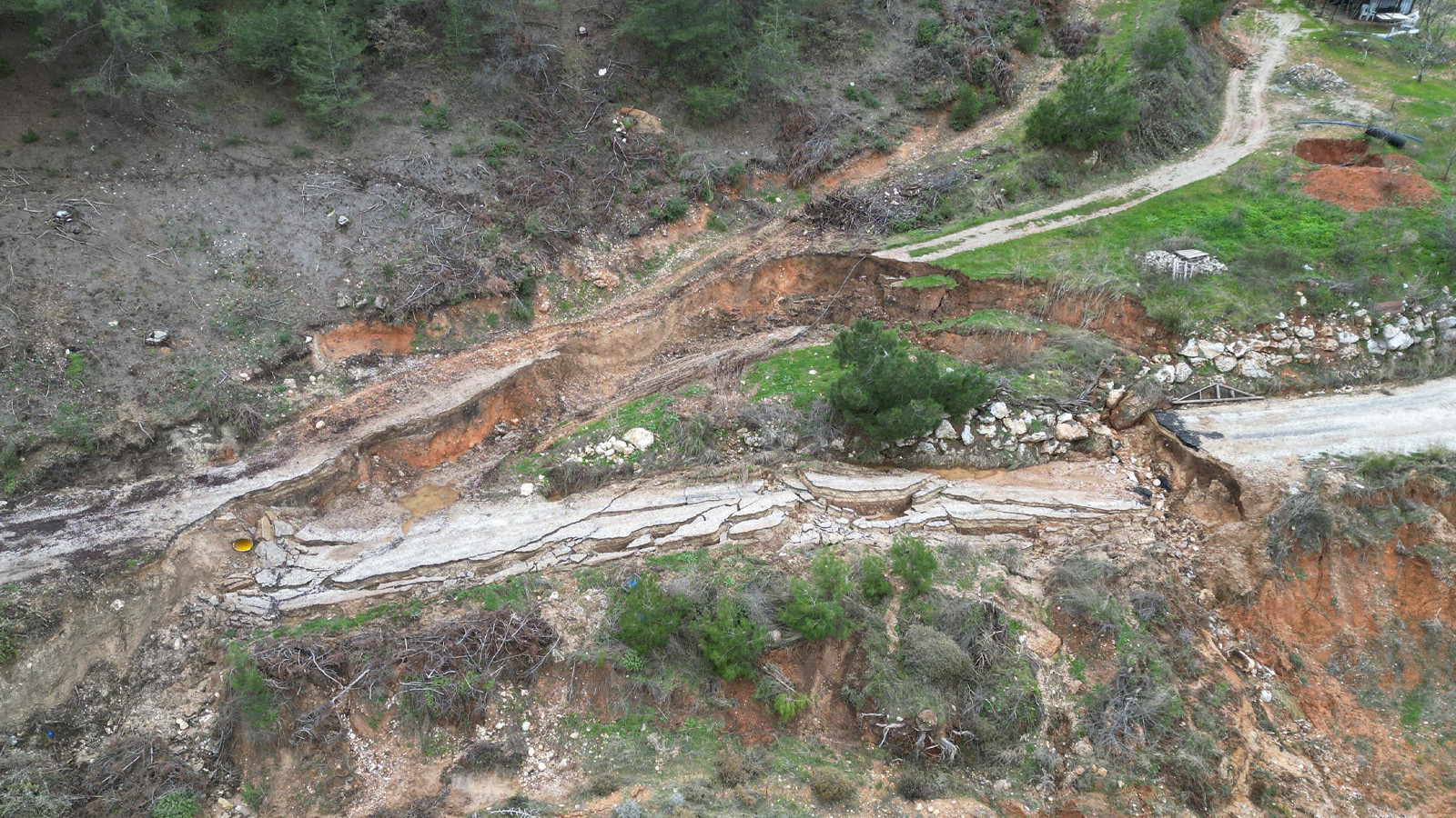 Manisa'da toprak kayması: Yol ulaşıma kapandı