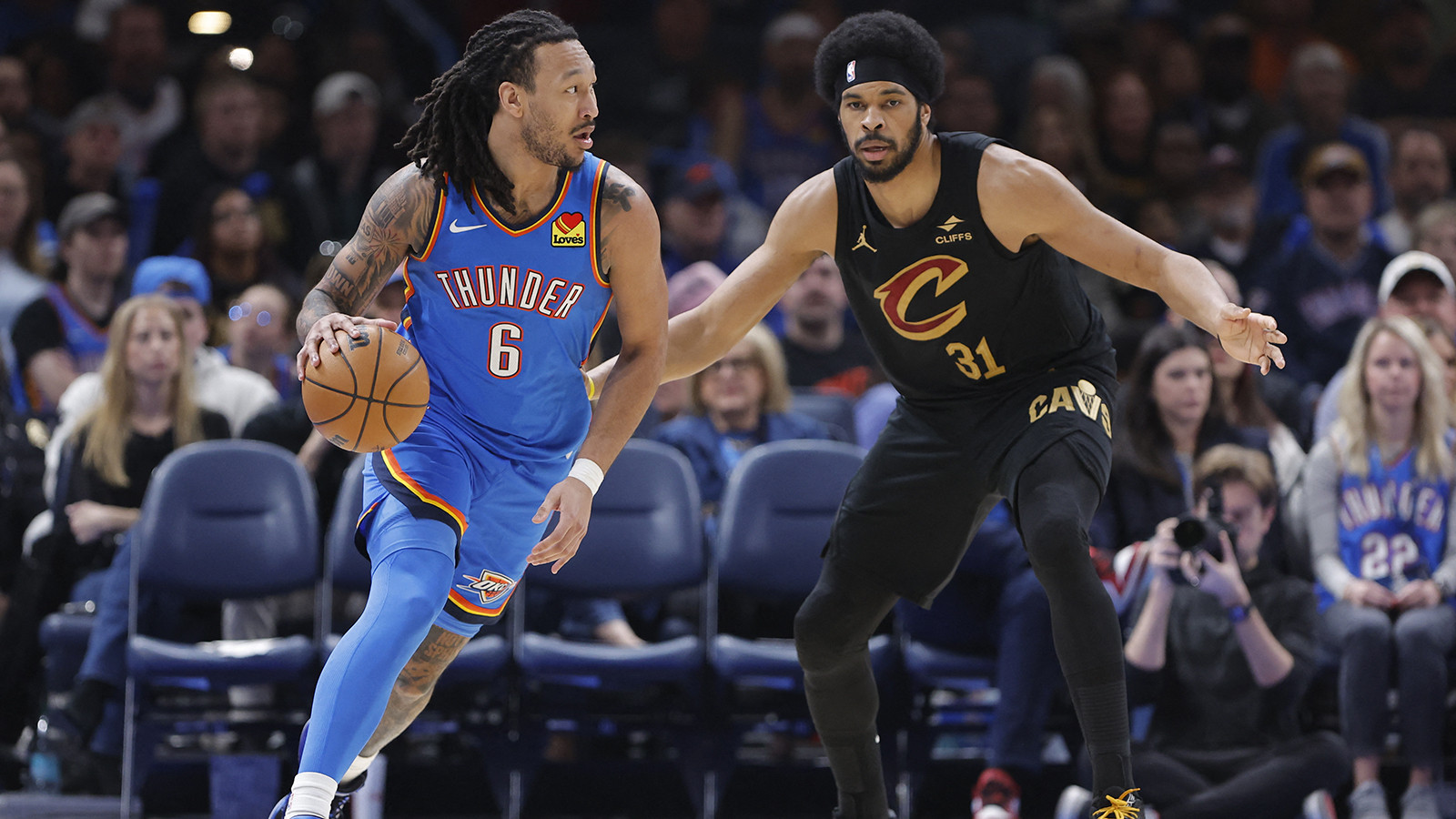 Yıldız oyuncularından yoksun Oklahoma City Thunder, Cleveland Cavaliers'ı devirmeyi başardı