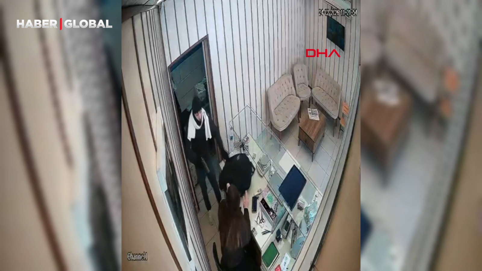 Dükkanına girdiği kadın kuyumcunun çığlıkla panik butonuna bastığını görüp kaçtı