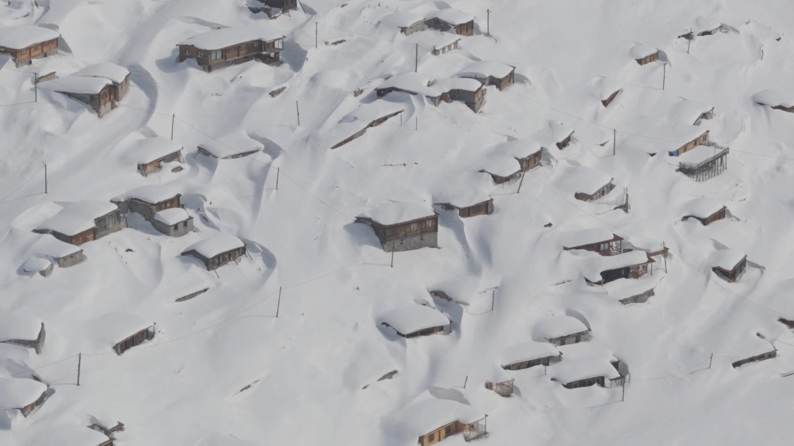 İlçede kar kalınlığı 3 metreyi aştı; evler kayboldu