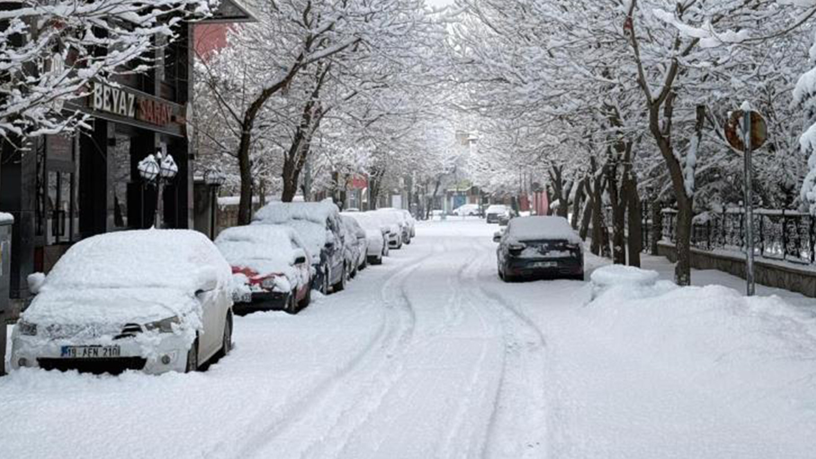 İlçede kar sürprizi! Sabah uyandıklarında 40 santimlik karla karşılaştılar