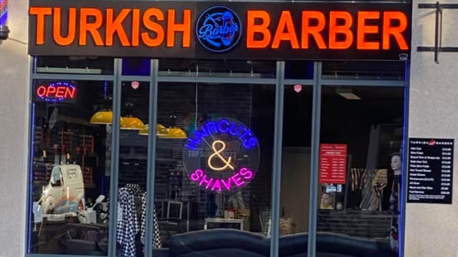 İngiliz orta çağ kasabası kafayı "Türk berber" tabelasıyla bozdu!