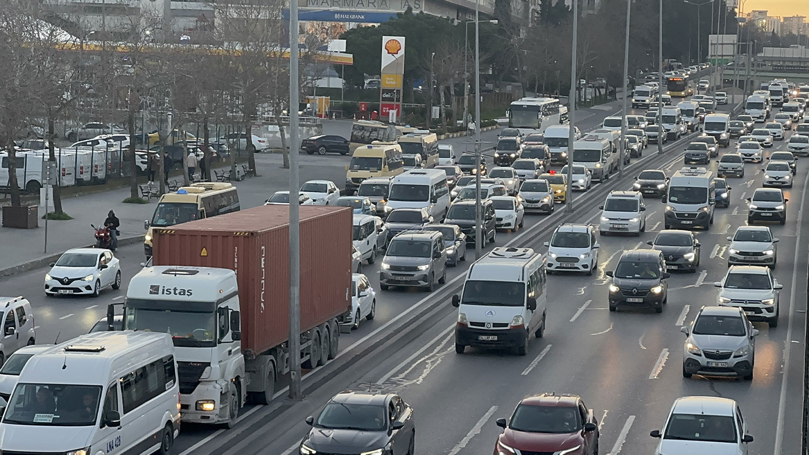 İstanbul'da iftar öncesi trafik çilesi! Yoğunluk yüzde 83'e yükseldi