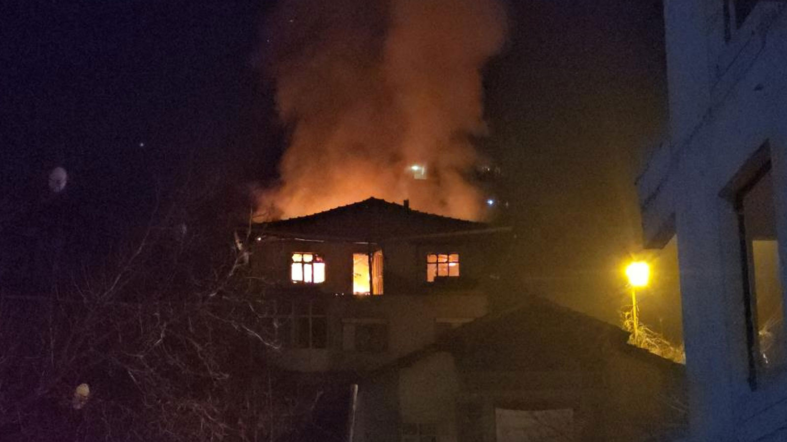 Karabük’te 3 katlı binada yangın paniği