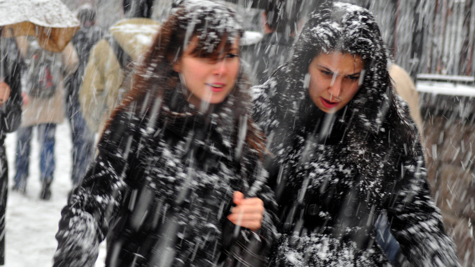 Meteoroloji uyardı: İstanbul’da sıcaklık düşüyor kar geliyor: O tarihte lapa lapa başlayacak