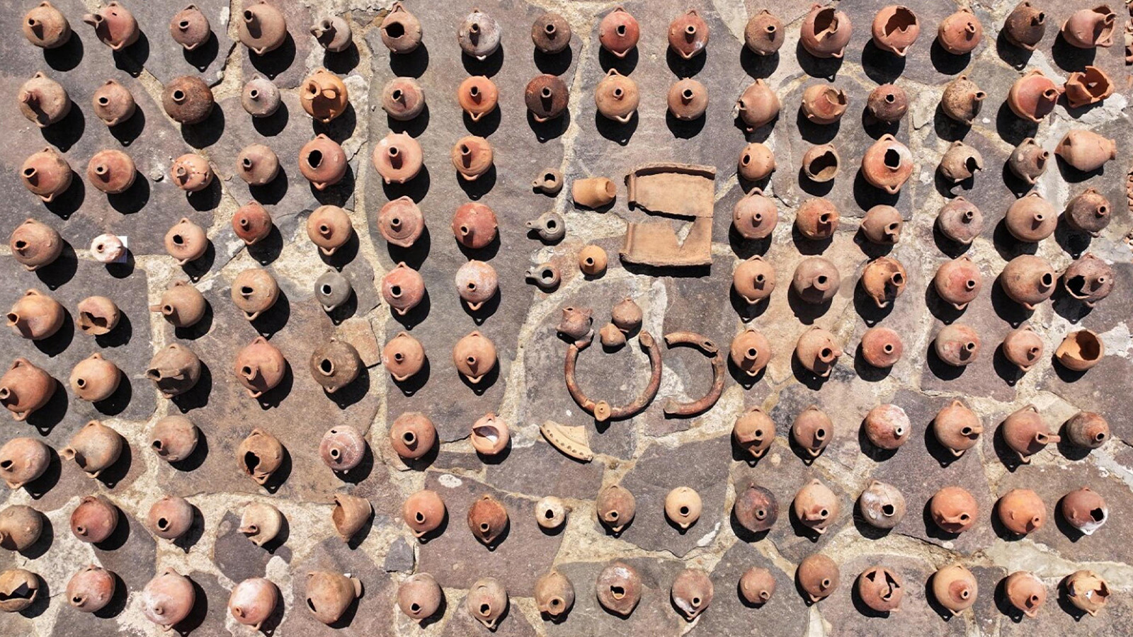 Aigai'da Demeter Tapınağı'nda bulundu; tam 3 bin tane!