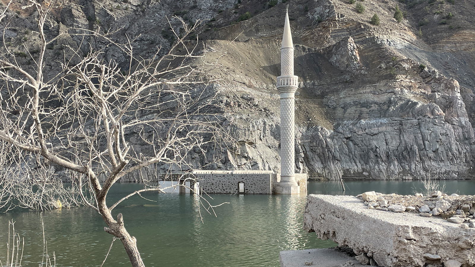 Artvin'de duygulandıran manzara; baraj suları çekilince yeniden ortaya çıktı