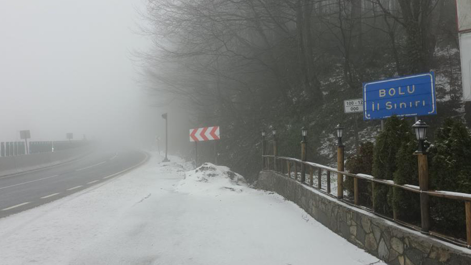 Bolu Dağı'nda sis ve kar yağışı