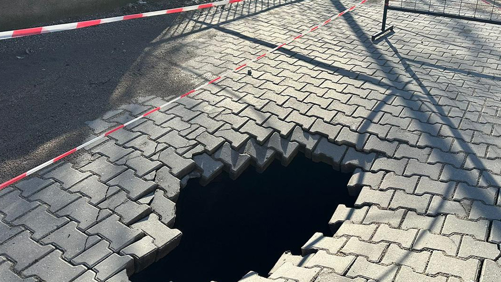 Çanakkale'de yol çöktü, iki metrelik çukur oluştu