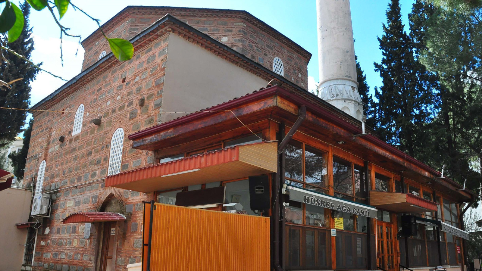 Manisa'da tarihi caminin haziresi tahrip edildi