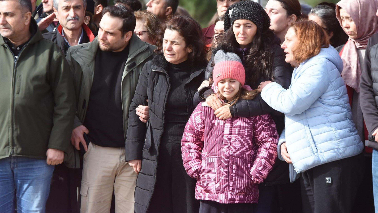 Şehit pilota veda... Küçük kızının gözyaşları yürek dağladı