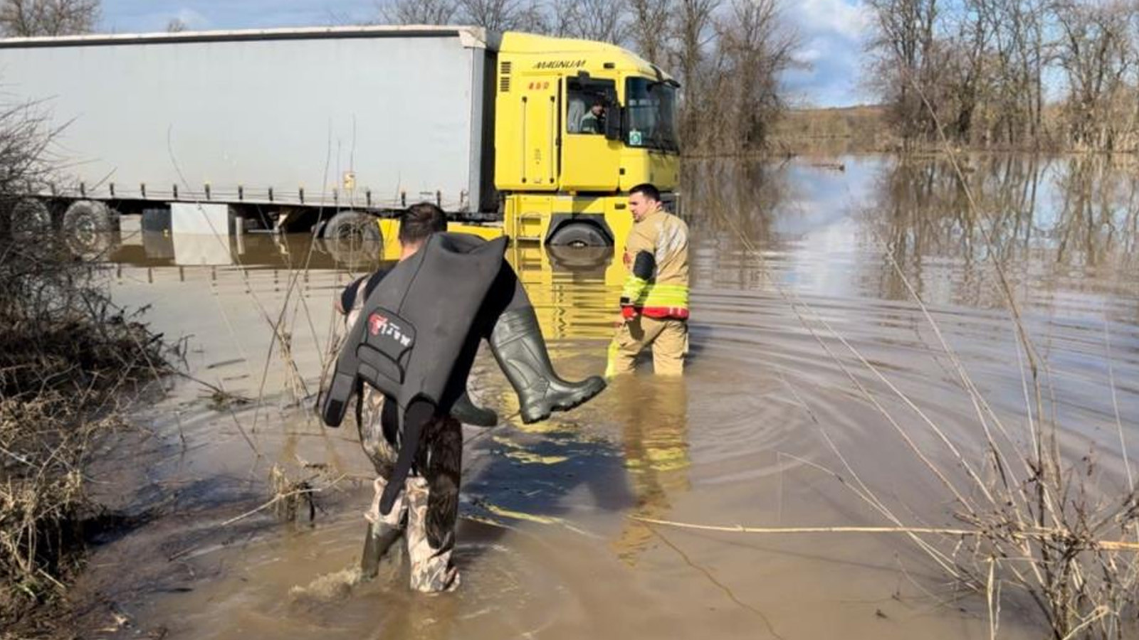Sel sularının ortasındaki esaret: 3 gün boyunca çaresizce bekledi