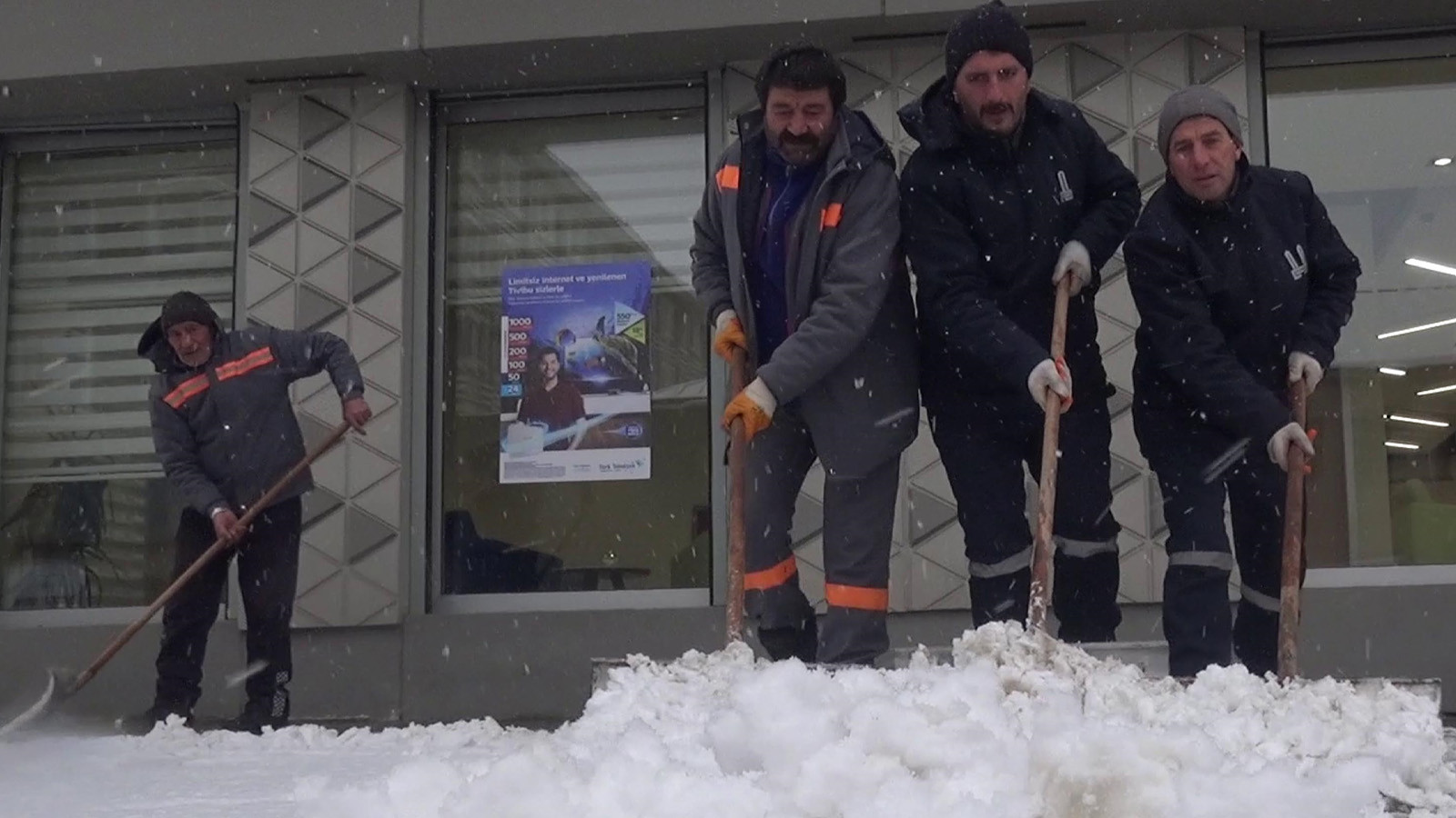 Bir şehir kara teslim oldu: 815 mahallenin yolu kapandı