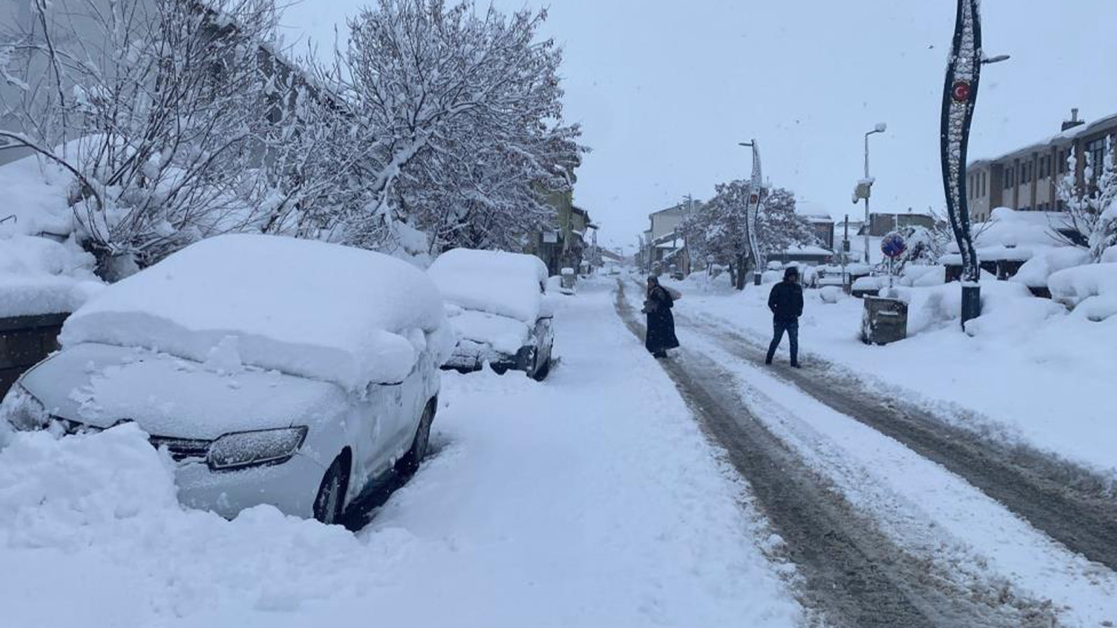 Gece başlayan kar yağışı aralıksız sürüyor