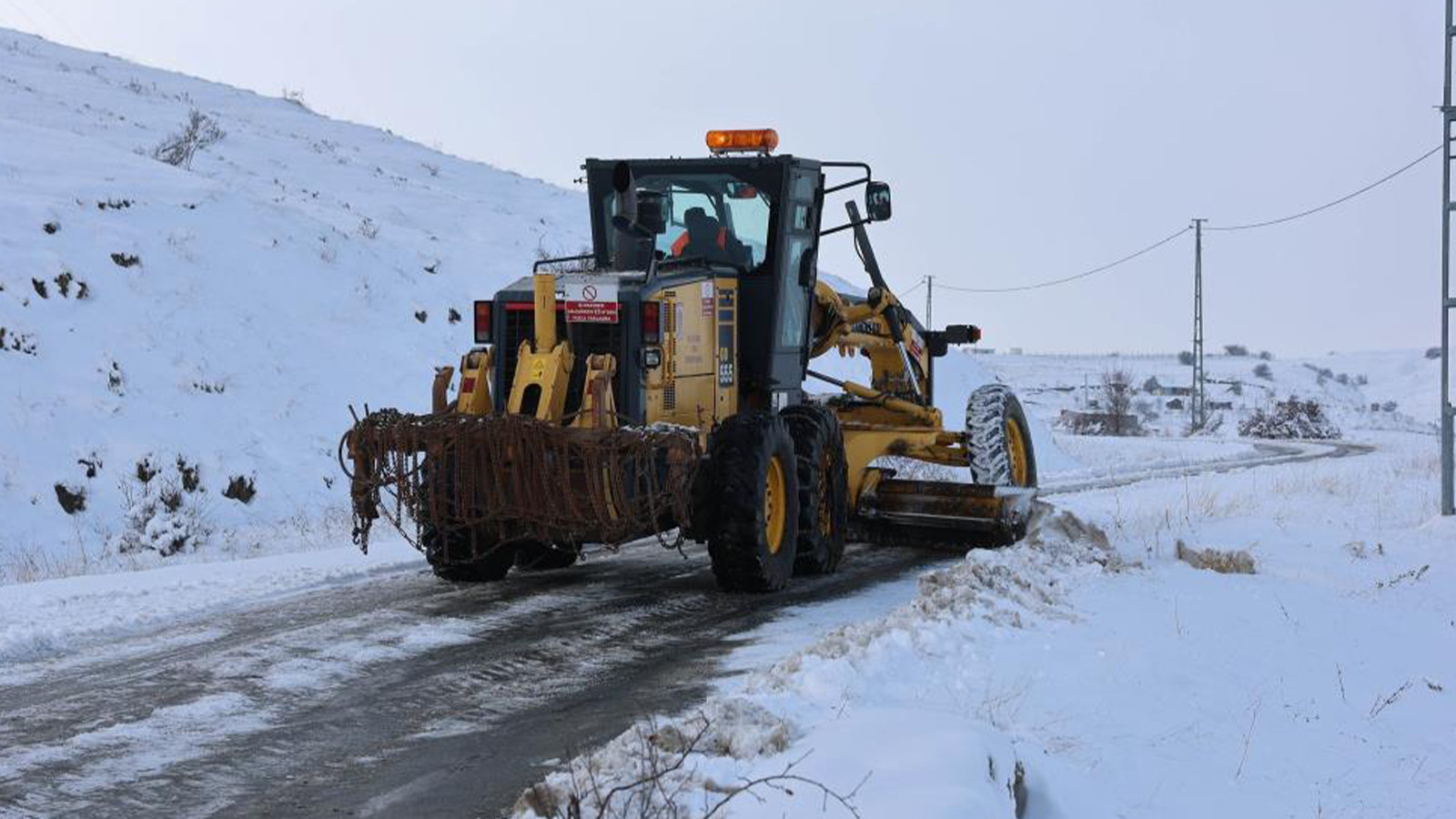 Kar ve tipi yolları kesti! Sivas'ta 432 yerleşime ulaşım sağlanamıyor