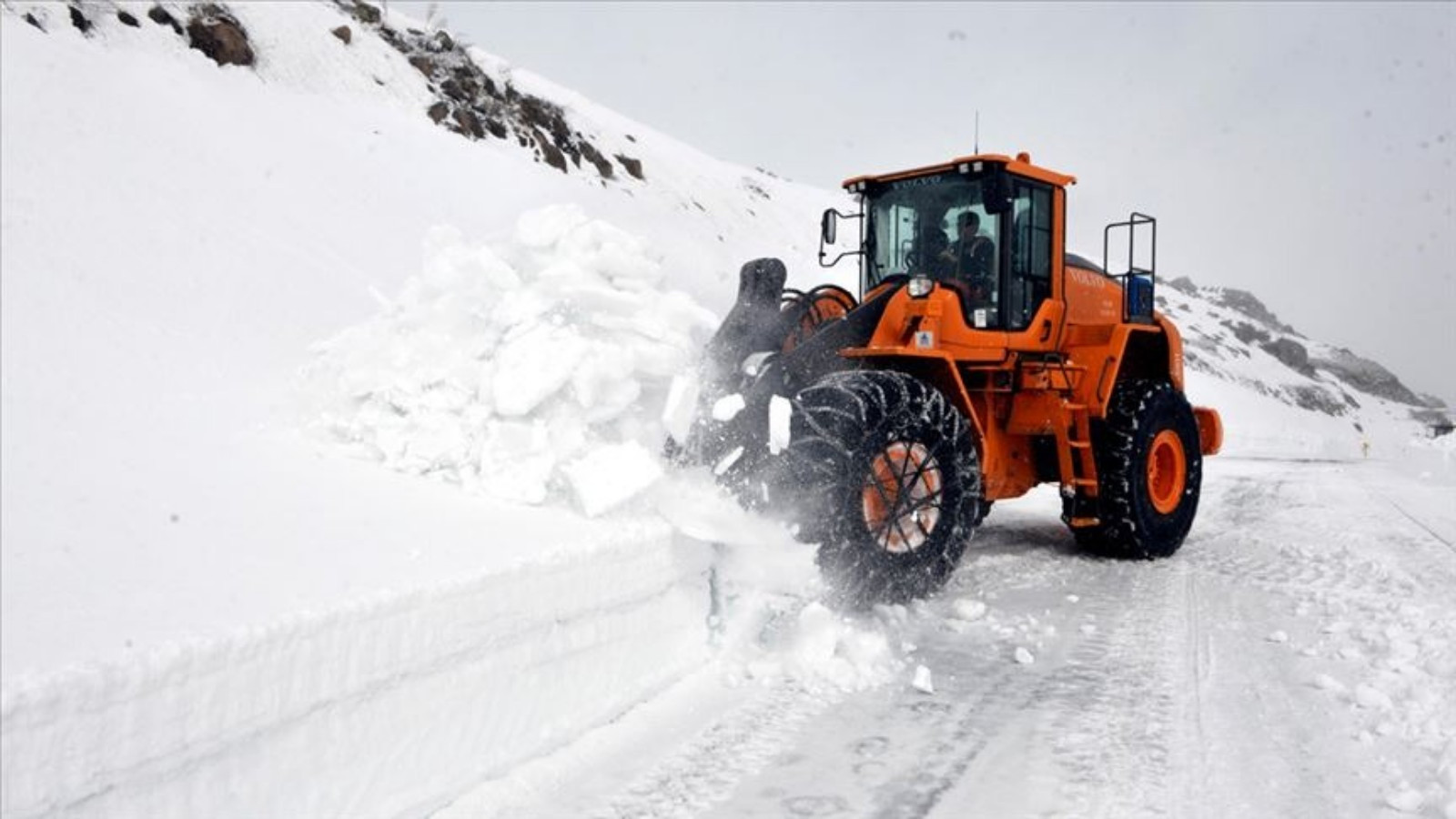 Sivas'ta kar ve tipi nedeniyle bazı yollar trafiğe kapatıldı