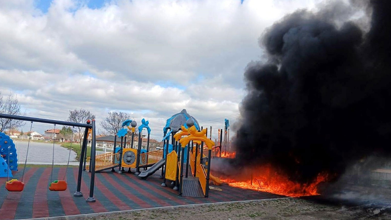 Tekirdağ'da çocuk parkında yangın paniği