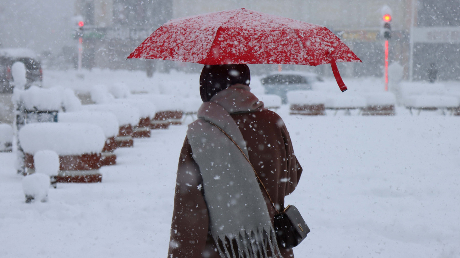 Yollar kapandı, okullar tatil edildi... Birçok ilde lapa lapa kar yağıyor!