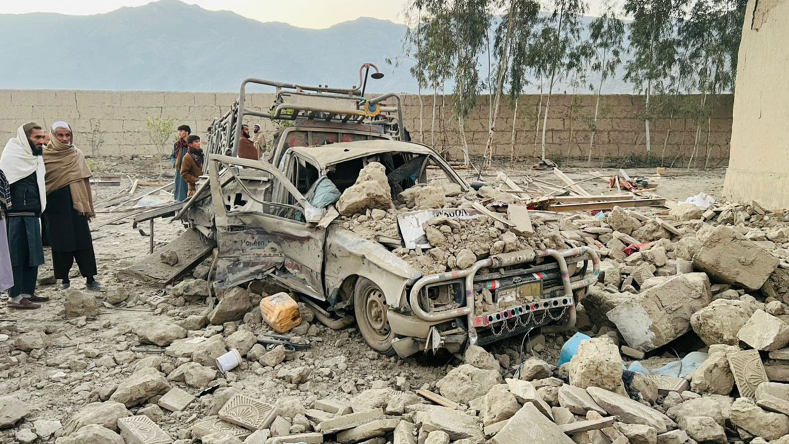 Afganistan yönetimi açıkladı: Pakistan ile karşılıklı saldırılarda 13 Afganistan askeri hayatını kaybetti