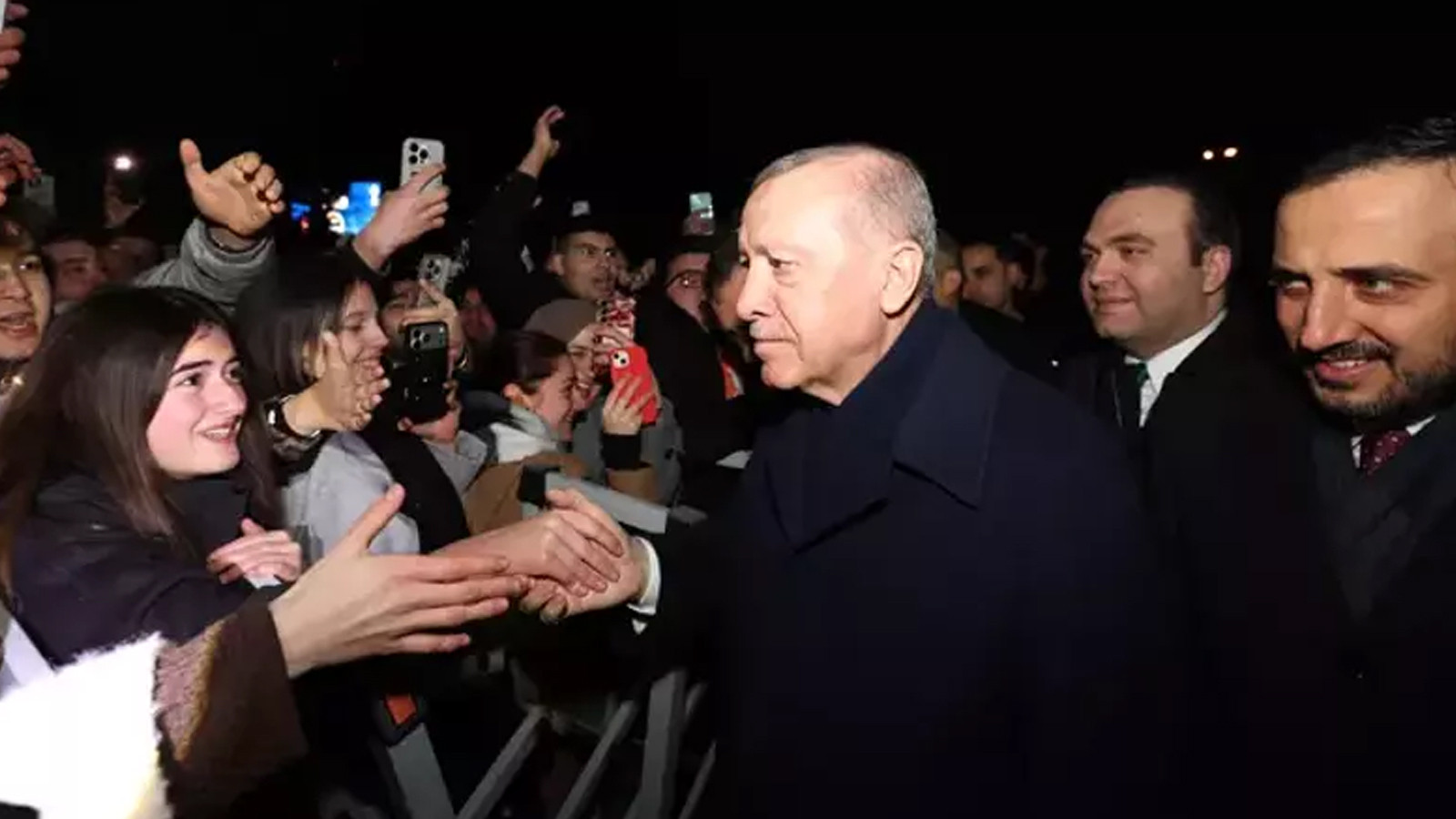 AK Parti'li gençler Cumhurbaşkanı Erdoğan'ın doğum gününü kutladı