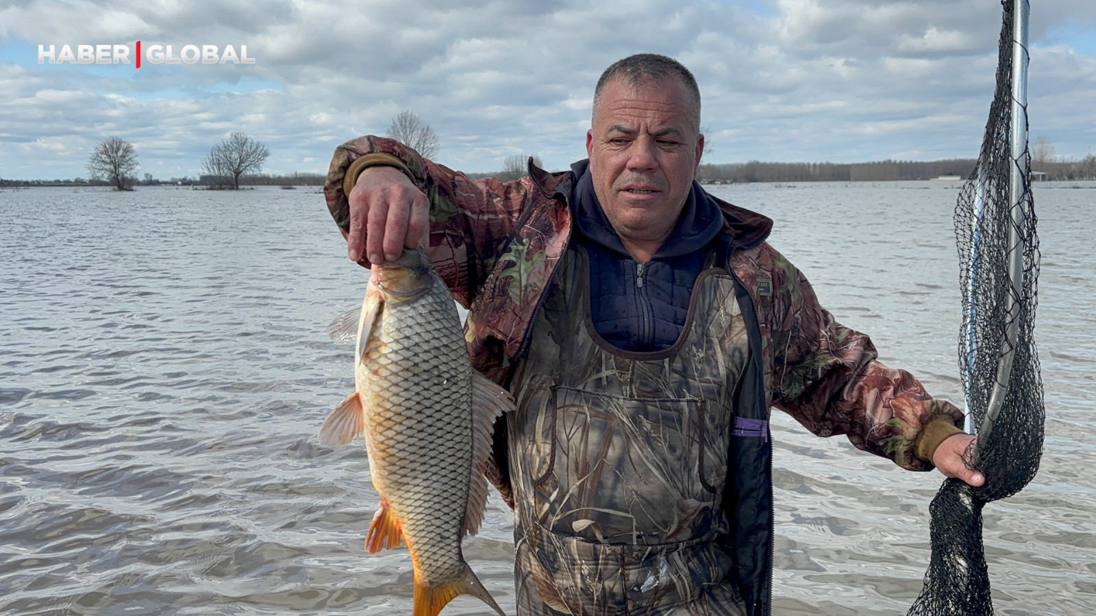 Edirne'de şaşırtan görüntü: Tarlada balık tuttular!