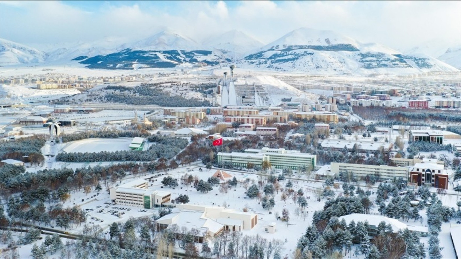 Erzurum'daki 2 üniversitede eğitime kar engeli