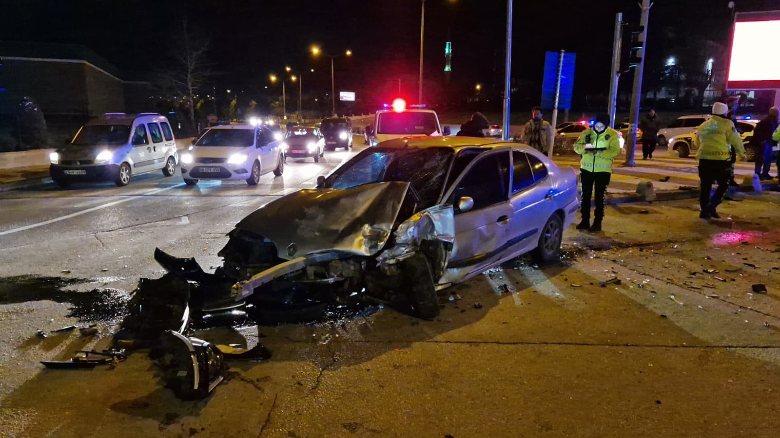 Karaman'da polisten kaçan şüpheliler kaza yaptı