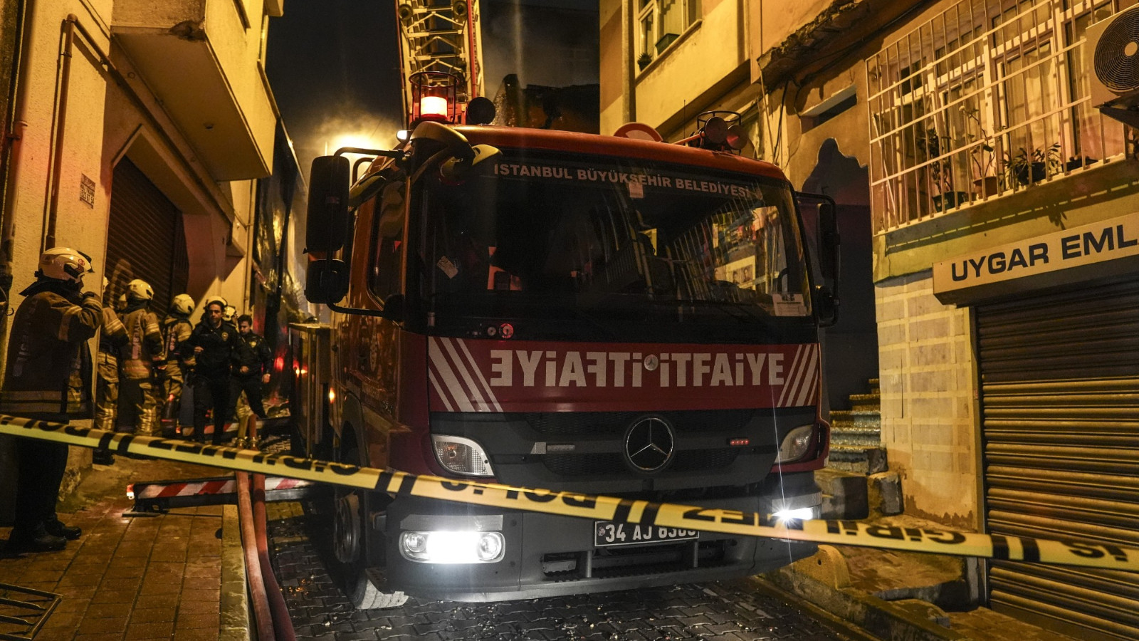 Fatih'te metruk binada başlayan ve yan binaya sıçrayan yangın söndürüldü 