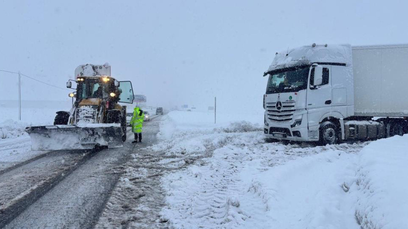 Ulaşıma kar ve tipi engeli; o illerle bağlantı kesildi