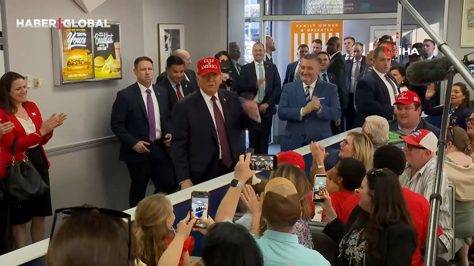 ABD Başkanı Donald Trump herkese hamburger ısmarladı