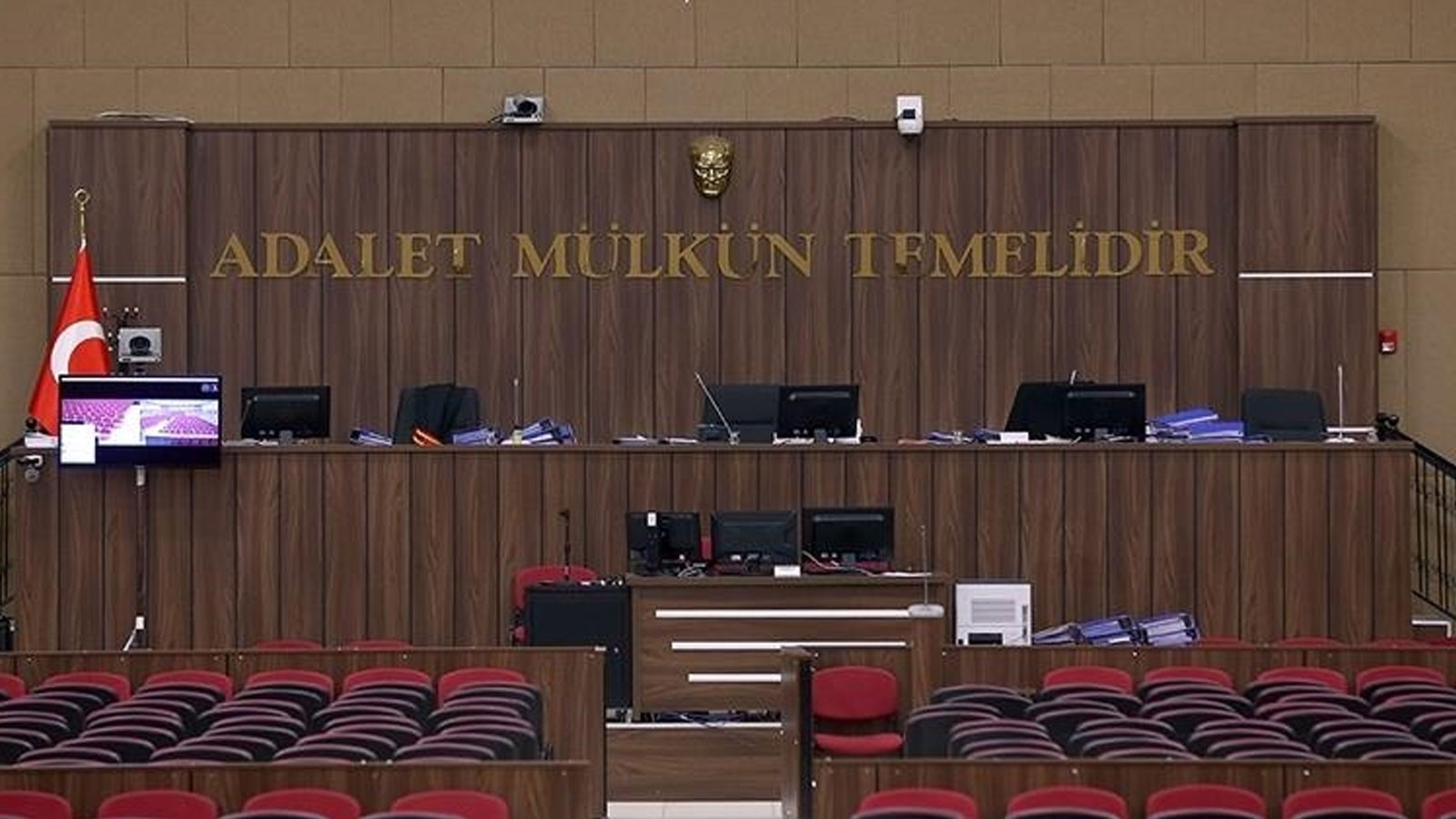 Başörtüsü nedeniyle hakarete uğradığını iddia eden akademisyen tazminat davası açtı