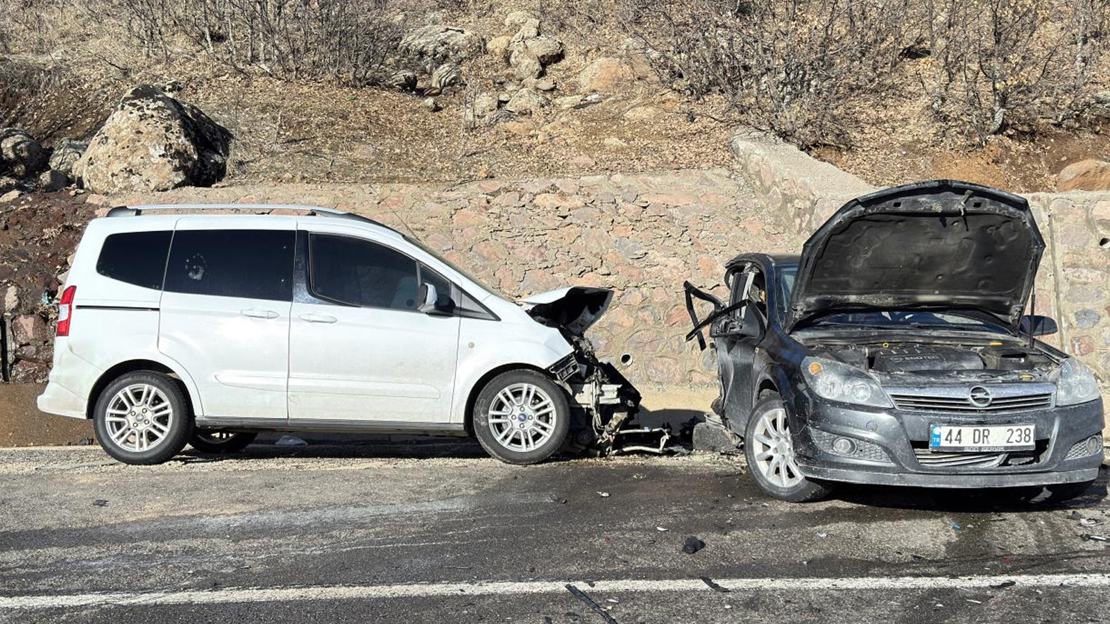 Bingöl'de otomobil ile hafif ticari araç çarpıştı: 2 ölü, 3 yaralı