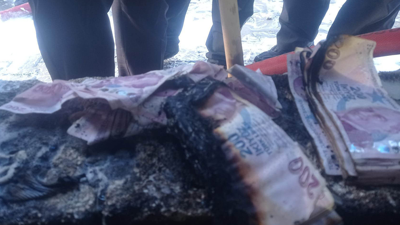 Evde çıkan yangında binlerce lira kül oldu